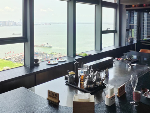 和色幸舍鐵板燒：坐在吧臺(tái)位置俯瞰海灣大橋的美景