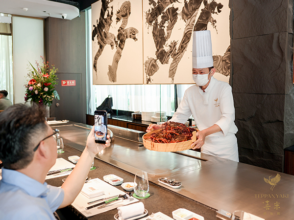 成為一名鐵板燒廚師是什么體驗(yàn)